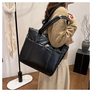 Détail du sac cabas matelassé noir en nylon haute densité avec fini métallique doux