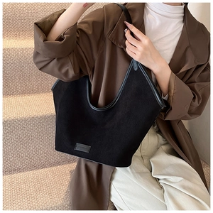 Nahaufnahme der schwarzen Shopper-Tasche mit matter Textur und Leder-Nähten-Details
