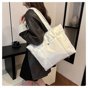 Vue détaillée du sac cabas matelassé blanc perle avec une grande capacité et une texture douce