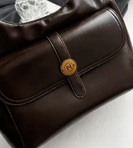 Dettaglio della borsa in pelle testa di moro con fibbia dorata vintage e lettera N
