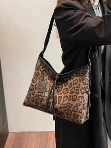 Sac fourre-tout rétro à motif léopard avec lanières en cuir noir et étiquette décorative