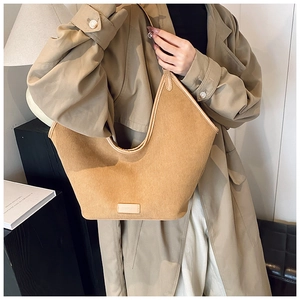 Detailansicht der караmelbraunen Wildleder-Tote-Bag mit minimalistischem Lederpatch-Besatz