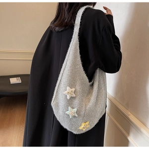 Detailansicht der silbernen Stricktasche mit bunten Sternen und weicher Textur