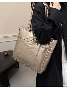 Sac fourre-tout matelassé métallisé pour femme en doré au design spacieux