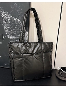 Grand sac cabas matelassé noir en nylon métallisé avec bandoulière pour l'automne hiver