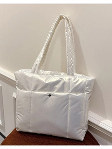 Sac fourre-tout matelassé blanc perle brillant avec poche avant à pression