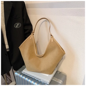 Detailstruktur der khakifarbenen Canvas-Tragetasche auf Modemagazinen und Koffern