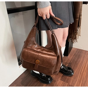 Dettaglio della borsa hobo vintage marrone scuro con tasca magnetica con patta