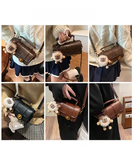 Collage du sac polochon vintage Boston porté avec breloque en peluche douce