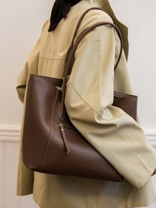 Deep brown large capacity leather tote bag with stylish contrast stitching detail