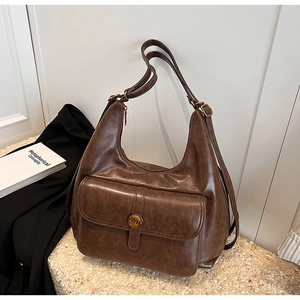 Dettaglio borsa hobo marrone vintage in ecopelle testurizzata con fibbia in metallo oro