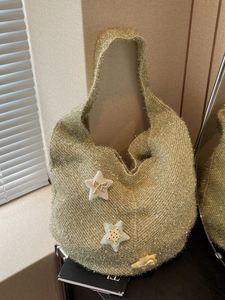 Hobo-Schultertasche aus goldfarbenem Strick mit modischen Stern-Patchwork-Applikationen