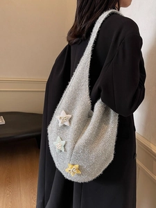 Silberne Strick-Hobo-Tasche mit farbigen Sternen und Schleifen-Details am Schultergurt