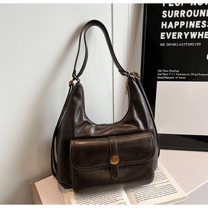 Dettaglio della borsa hobo vintage in ecopelle testa di moro con tracolla regolabile