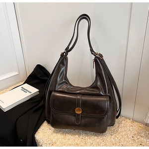 Dettaglio ravvicinato della borsa hobo marrone scuro con pelle lucida e logo in metallo dorato