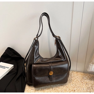 Vista macro della borsa tote vintage marrone con fibbia metallica e tasca frontale