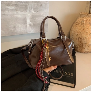 Détails du sac Boston en cuir ciré marron avec pompon vintage et pendentif clé dorée