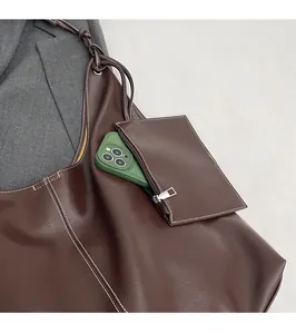 Détail du sac cabas en cuir marron avec surpiqûres et pochette de rangement interne