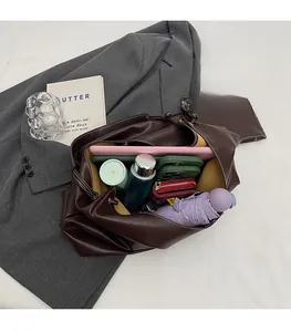 Vue détaillée de l'intérieur jaune spacieux de ce sac cabas en cuir marron