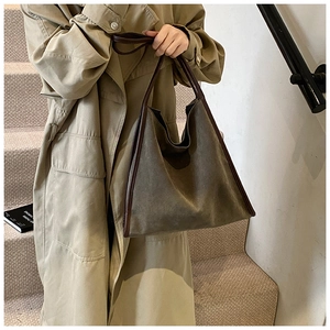 Großer Canvas-Shopper mit Lederriemen und olivgrünem Finish im modernen Streetstyle