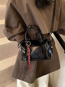 Sac à main Boston noir brillant chic avec doubles poignées et bandoulière tissée