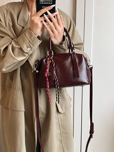 Sac Boston brillant bordeaux foncé avec poignées et bandoulière réglable pour femme
