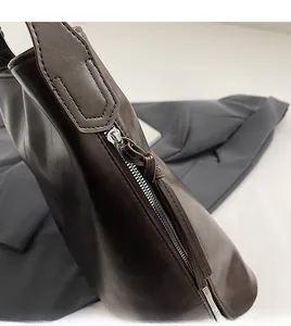 Vue détaillée de la fermeture éclair en métal argenté sur un sac fourre-tout