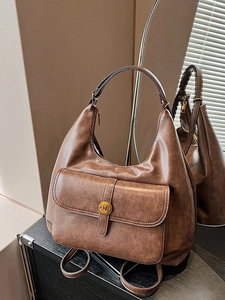 Borsa hobo vintage in pelle marrone con chiusura in metallo e tracolla larga