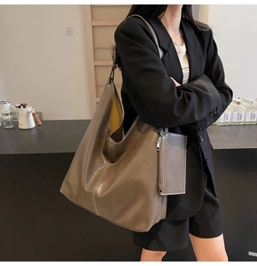 Détails du sac cabas en cuir marron foncé avec texture lisse et petit porte-monnaie