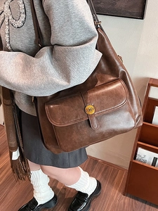 Zaino retrò in pelle marrone scuro con fibbia in metallo dorato e tasca grande