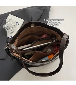 Vue de dessus d'un grand sac fourre-tout en cuir marron foncé avec plusieurs compartiments