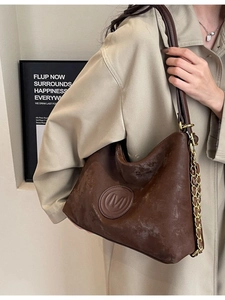 Sac fourre-tout rétro en cuir marron café avec logo M et chaîne dorée sur mannequin