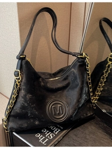 Cabas rétro noir avec chaîne dorée et logo M, grand sac porté épaule style hobo