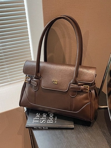 Women Vintage PU Leather Shoulder Bag Large Capacity Minimalist Tote Bag With Metal Buckle Retro Commuter Handbag