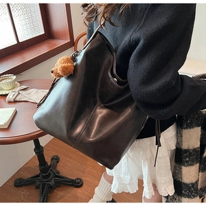 Grand cabas noir en similicuir avec charme de chiot en peluche porté à l'épaule