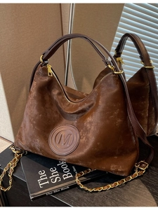 Sac fourre-tout marron foncé vintage brillant avec bandoulière chaîne dorée