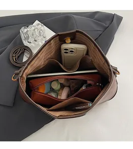 Geräumiges Innenleben der braunen Leder-Tote-Bag mit Platz für Tablet und Kosmetik
