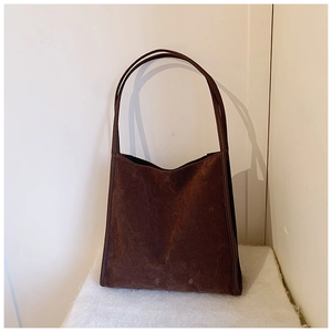 Detailansicht der dunkelbraunen Wildleder-Tragetasche mit schmalen Schultergurten Design