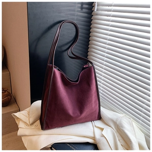 Detailansicht der Retro-Tasche aus burgunderrotem Wildleder mit braunem Lederbesatz