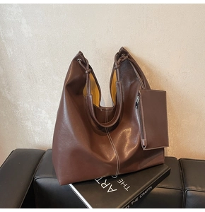 Détail du cabas marron foncé avec surpiqûres contrastées et doublure jaune