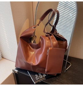 Grand sac cabas en cuir marron avec surpiqûres blanches et une petite pochette assortie