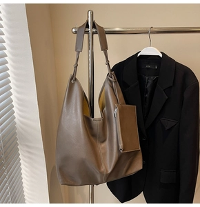 Détail du grand sac cabas marron en cuir avec surpiqûres blanches et pochette assortie