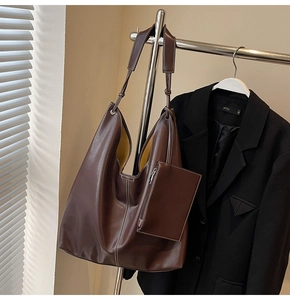 Détail du sac cabas marron foncé avec surpiqûres blanches et pochette zippée assortie