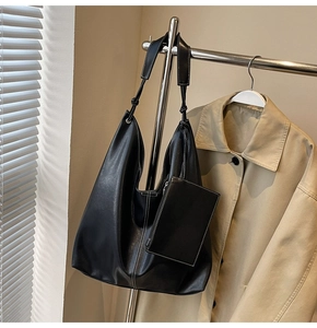 Détails du grand sac hobo noir avec surpiqûres blanches et sa pochette assortie amovible