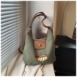 Dettaglio della borsa hobo in velluto verde con ricamo creativo di bassotto hot-dog