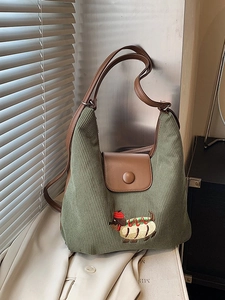 Borsa tote in velluto a coste verde oliva con ricamo a cane e finiture in pelle