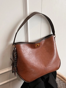 Women Large Shoulder Bag Retro PU Leather Bucket Tote Bag With Metallic Twist Lock Casual Commuting Bag With Animal Pendant