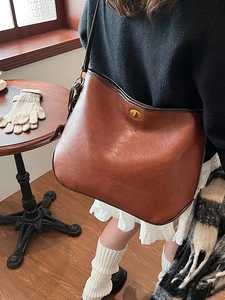 Retro brown large capacity crossbody bag with metal twist lock and matte leather texture