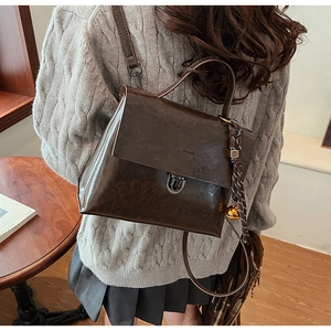 Detailansicht eines dunkelbraunen Vintage-Rucksacks aus Kunstleder mit Metallschnalle