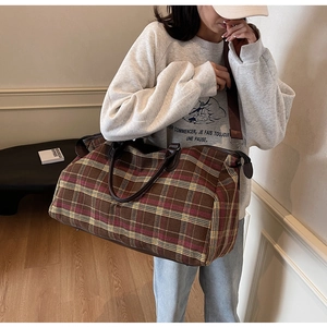 Détails du sac de voyage en toile à carreaux avec anses en cuir et bandoulière réglable